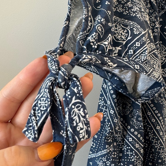 Off-Shoulder Blouse - Picture 2 of 4